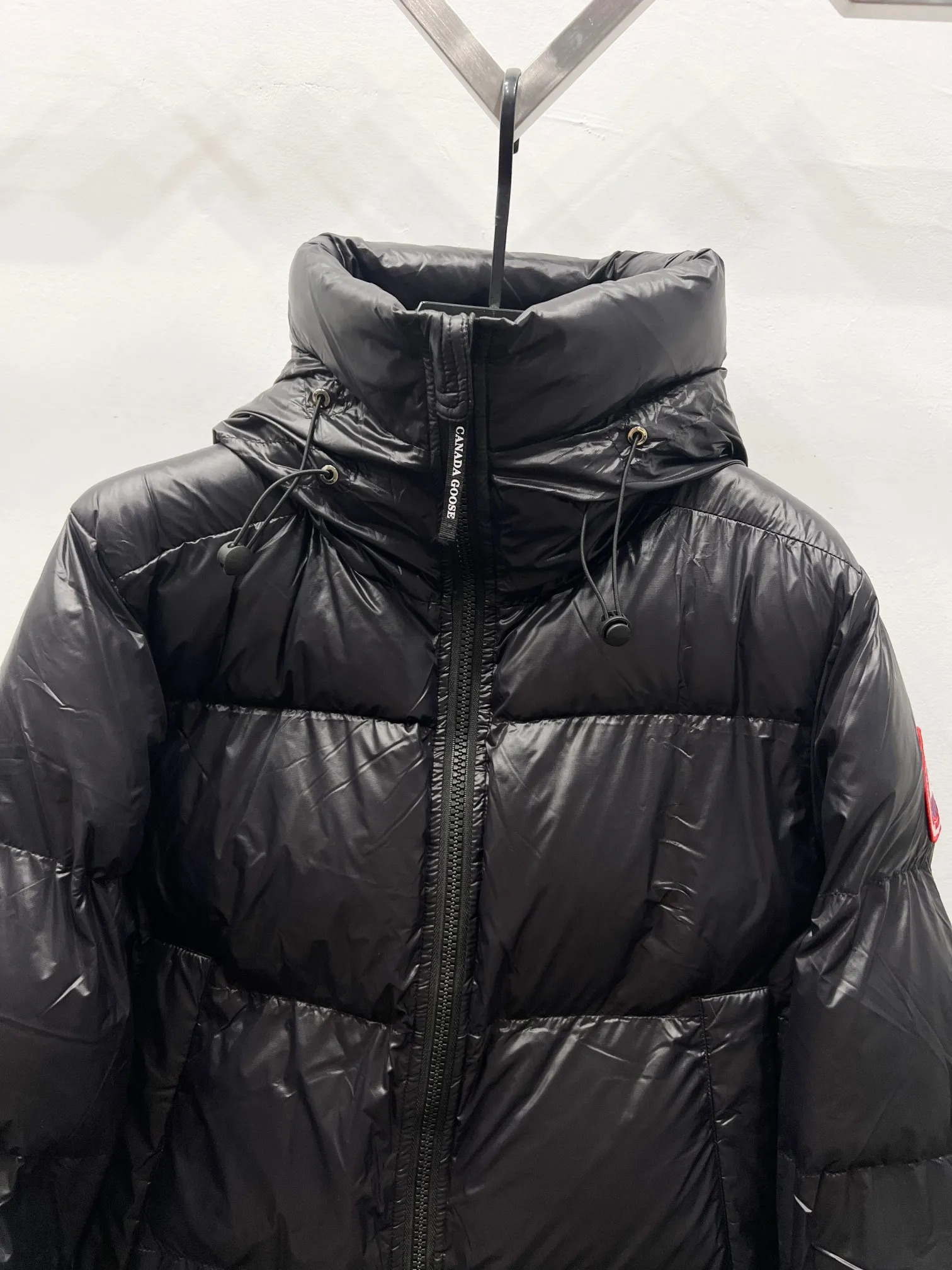 P490 Style No.: (B023) 𝘾𝘼𝙉𝘼𝘿𝘼 𝙂𝙊𝙊𝙎𝙀/Canada Goose Black Red Label Limited New Crofton Puff Down Jacket Pure Guangzhou Inspection 80 White Duck Down Filling‼  Top version, ceiling level‼ Crofton soft bread, the latest style in 2023, has a cold protection effect of up to level 4. It is made of recycled Feather-Light tear-resistant fabric. It is ultra-light and has no weight on the upper body at all! The unique black label highlights your temperament‼  Canada Goose, a Canadian brand, has always been recognized as the warmest down jacket. Various Instagram celebrities, Internet celebrities, and celebrities often wear it for street photos. I do Canada Goose every year, but I still can’t get rid of my love for geese. No matter how cold the winter is, there is no need to be afraid, because there are geese! Filled with 80% white duck down, Canada Goose is the legendary warmest down jacket and is known as a must-have for Arctic outdoor sports! The most popular down jacket in the world, celebrities are rushing to buy it, it is a must-have! Same style for men and women Color Black Size: M~XXL